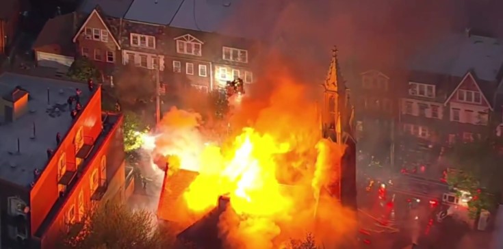 États-Unis : une église historique de 138 ans ravagée par un incendie à New York, six pompiers blessés