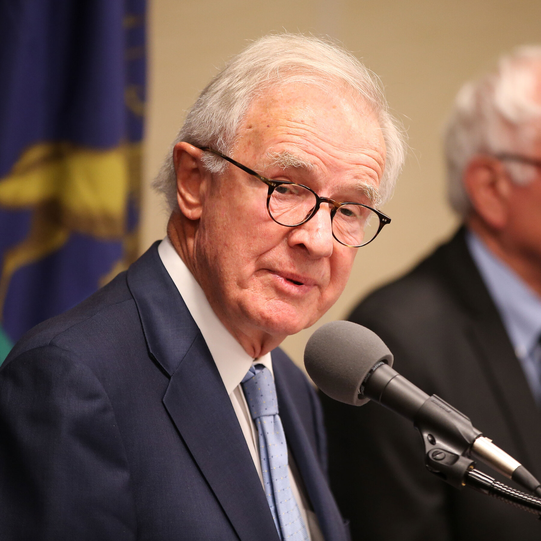 Donald W. Riegle, Representative Who Switched Parties, Dies at 88