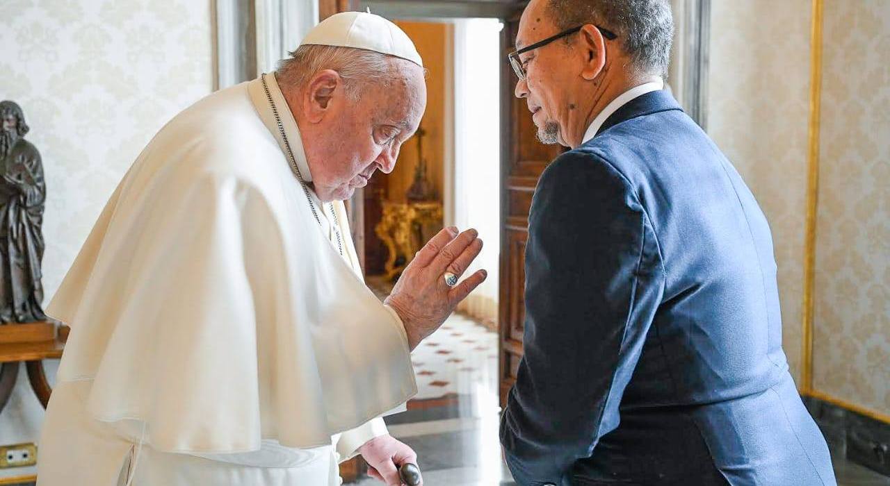 Flashback, janvier 2025 — Tournée européenne : Leslie Voltaire rencontre le pape François et mise sur un miracle de la Sainte Vierge pour neutraliser les gangs