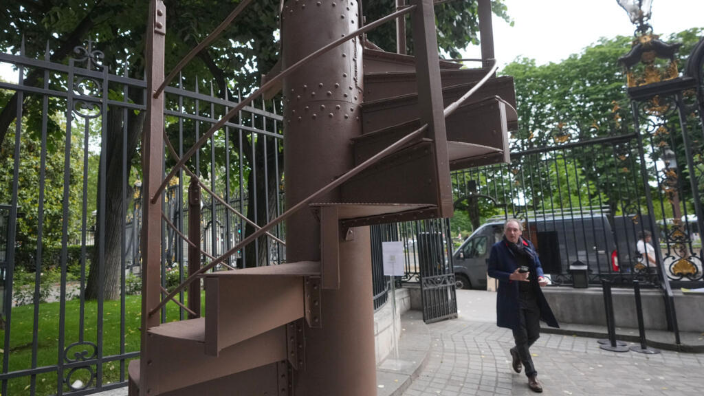 Section of Eiffel Tower spiral staircase sells for €450,000 at auction
