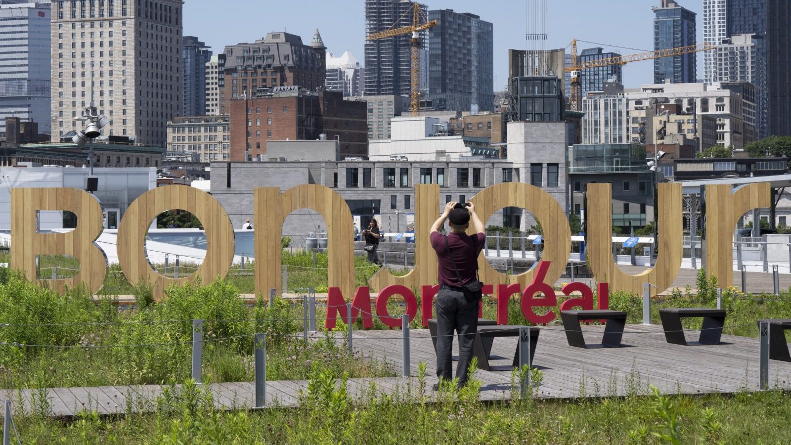Business leaders rally to support Montreal’s bid for defence bank