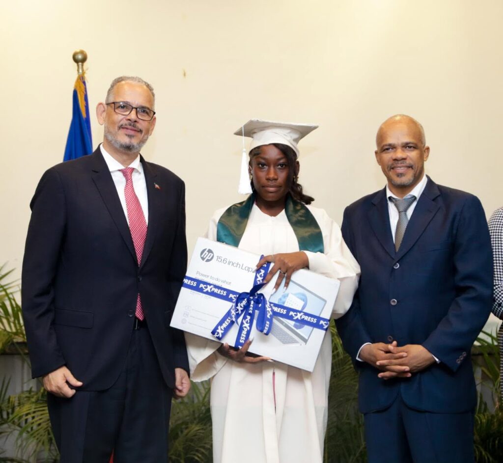 300 élèves du Lycée national de Pétion-Ville reçoivent chacun un ordinateur portable à leur graduation
