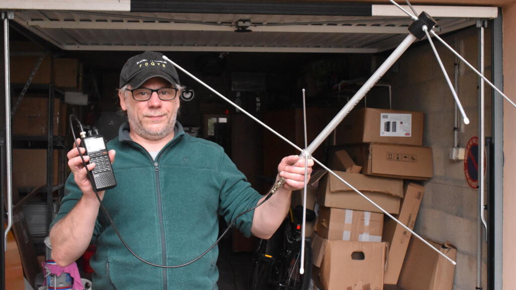 Looking up: French radio enthusiast captures ISS signals from his garage