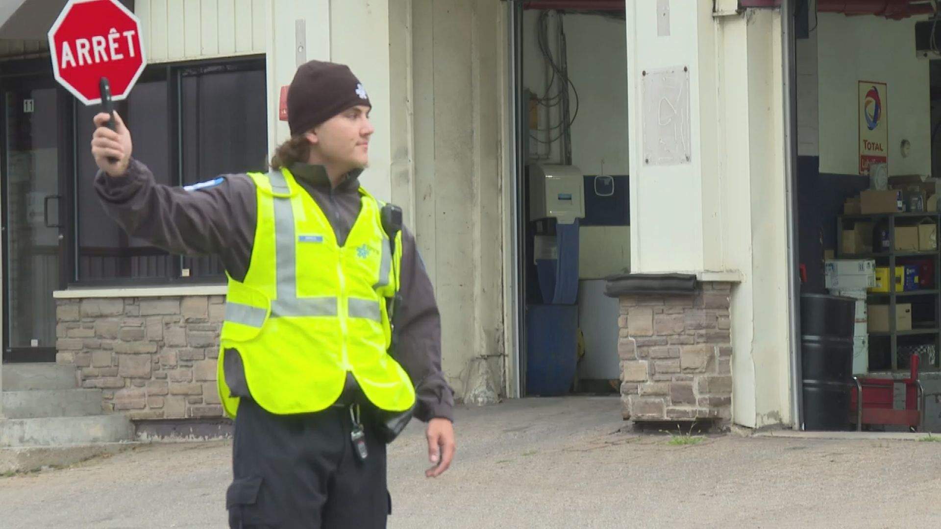 Montreal West parents say temporary return of crossing guard ‘short-lived victory’