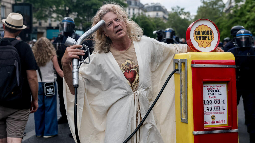 Labour Day sees clashes as French unions demand pay rise and bakery row continues