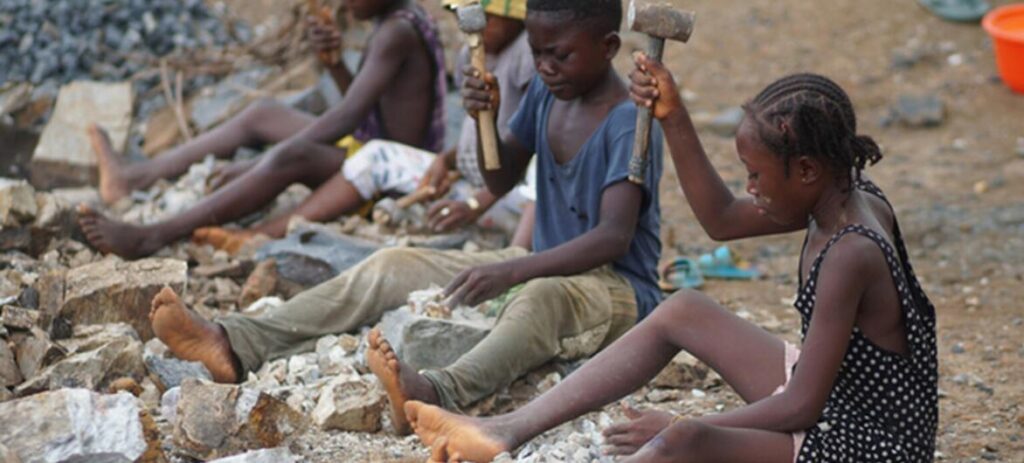 Travail des enfants : l’OIT brandit le carton rouge